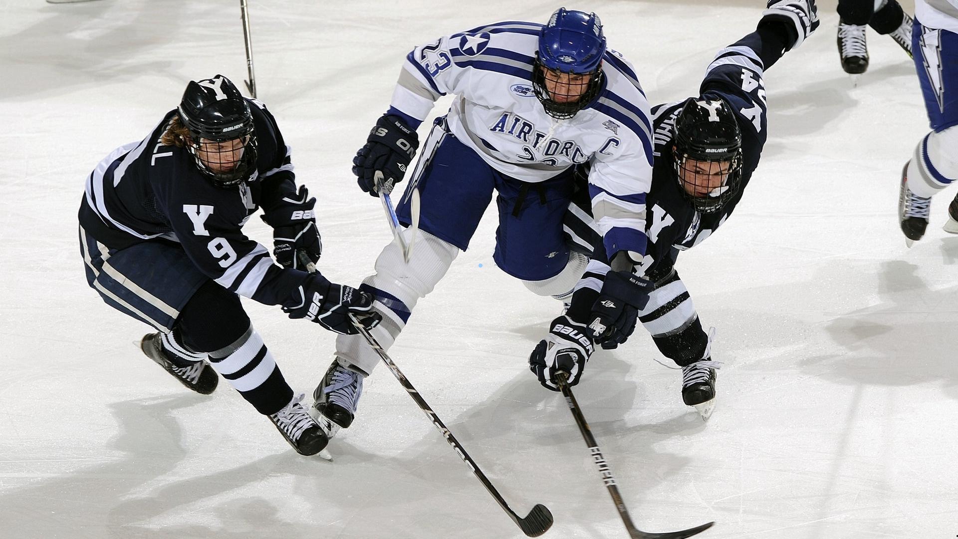 你有她的力气大吗？女生徒手掰断两截扑克牌引爆网络挑战热潮